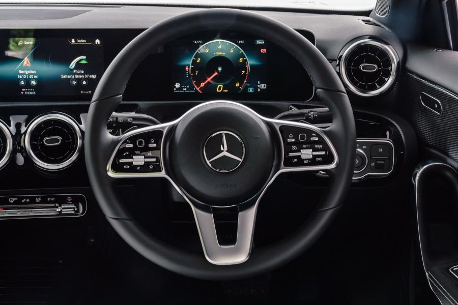 Панель приборов Mercedes-Benz A200 Sport (W177) 2018 года  (UK) (фото 8 из 40)